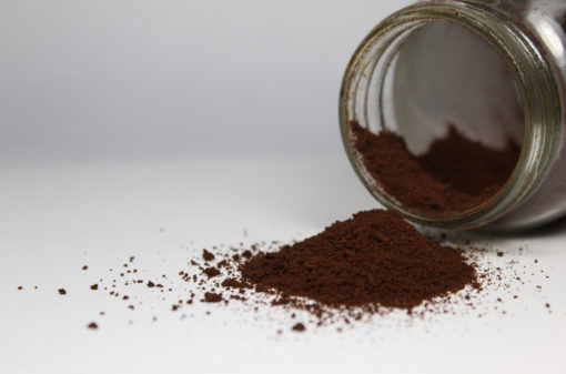 Pó de café vira adubo e fertilizante para plantas