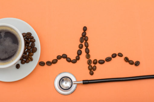 Beber até 3 xícaras de café por dia reduz o risco de doenças cardiovasculares